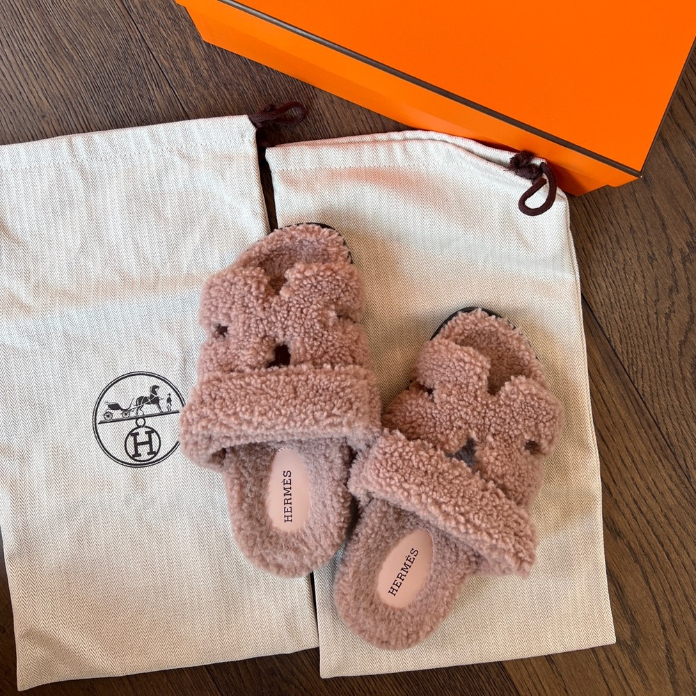 Hermes CHYPRE Woolskin Shearling Sandals Bois De Santal, 35.5 Dusty Rose Pink